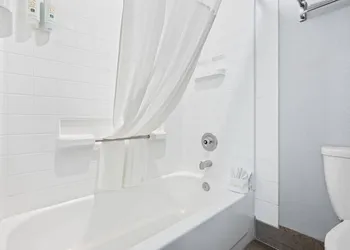 Quality Inn Madras hotel thumbnail 6