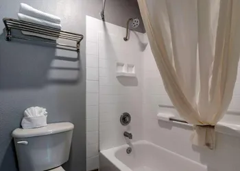 Quality Inn Madras hotel thumbnail 7