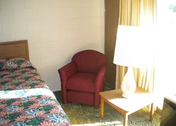 Budget Lakeview Inn hotel thumbnail 5