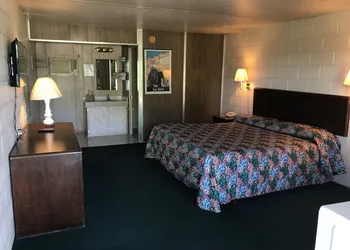 Budget Lakeview Inn hotel thumbnail 6