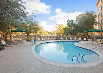 La Quinta Inn & Suites by Wyndham Houston Galleria hotel thumbnail 2
