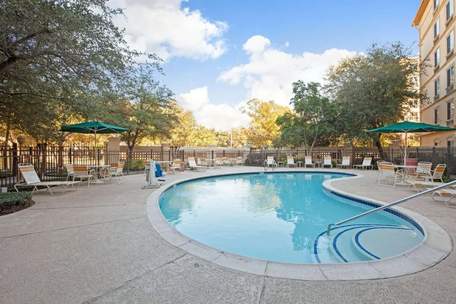 La Quinta Inn & Suites by Wyndham Houston Galleria hotel detail image 2
