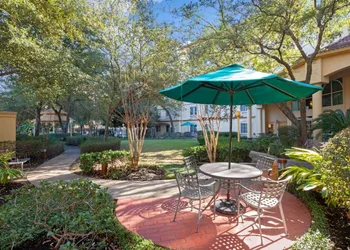 La Quinta Inn & Suites by Wyndham Houston Galleria hotel thumbnail 3