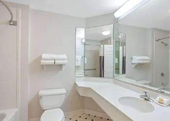 La Quinta Inn & Suites by Wyndham Houston Galleria hotel thumbnail 4