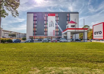 OYO Townhouse Houston George Bush Intercontinental hotel thumbnail 2