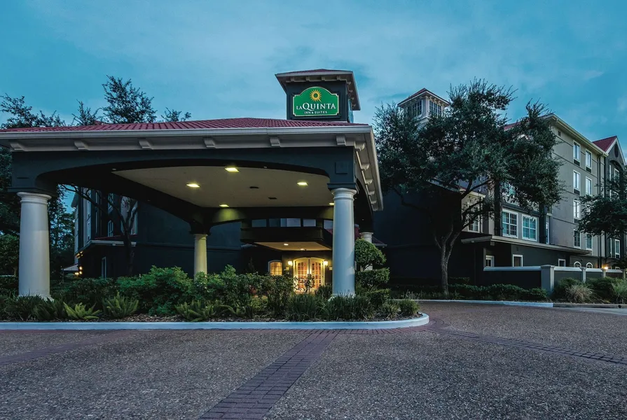 La Quinta Inn & Suites by Wyndham Houston Bush IAH South hotel detail image 2