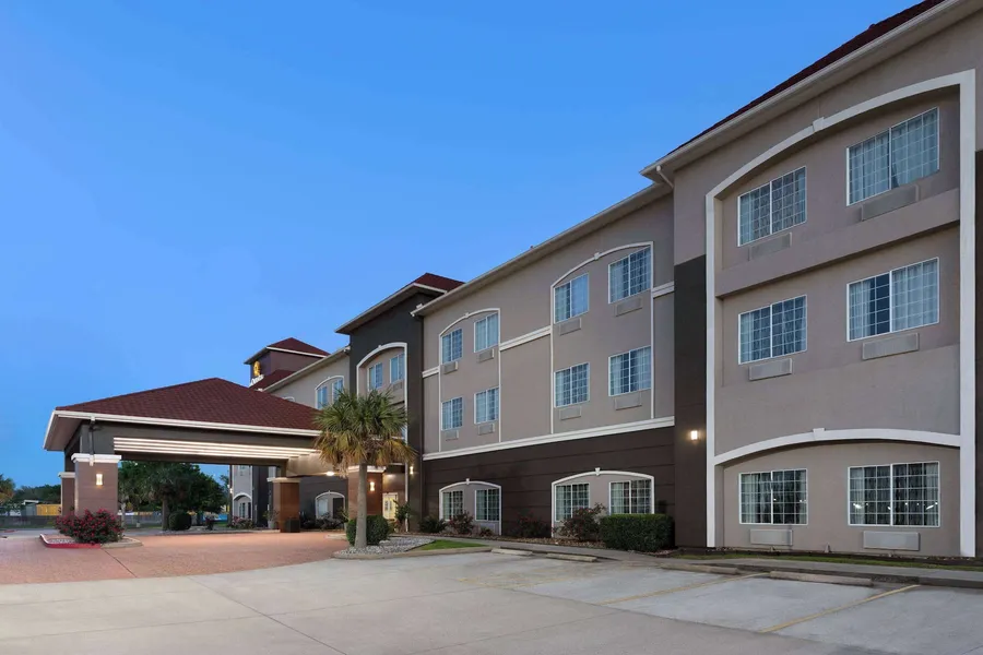 La Quinta Inn & Suites by Wyndham Deer Park hotel detail image 2