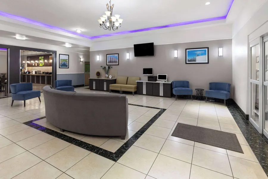 La Quinta Inn & Suites by Wyndham Deer Park hotel detail image 6