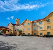 La Quinta Inn & Suites by Wyndham Pasadena hotel detail image 3