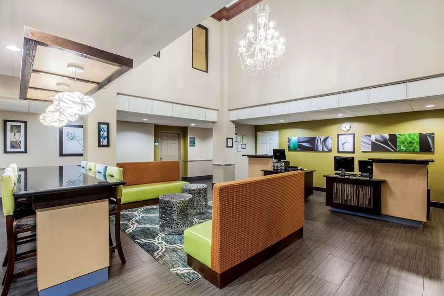La Quinta Inn & Suites by Wyndham Pasadena hotel detail image 6
