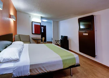 Motel 6 Houston Hobby hotel thumbnail 3