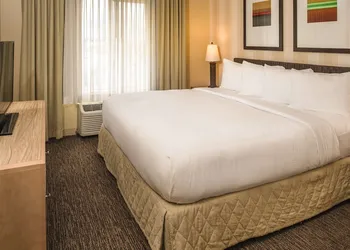 DoubleTree by Hilton Portland - Beaverton hotel thumbnail 3