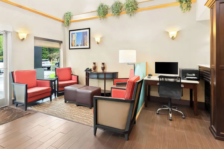 Comfort Suites Portland Airport hotel detail image 6