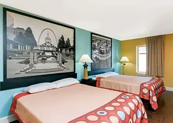 Super 8 by Wyndham Fenton/St. Louis Area hotel thumbnail 2