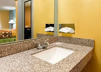 Super 8 by Wyndham Fenton/St. Louis Area hotel thumbnail 5