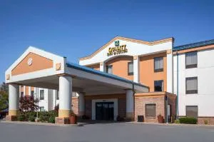 Quality Inn & Suites Arnold hotel thumbnail 8