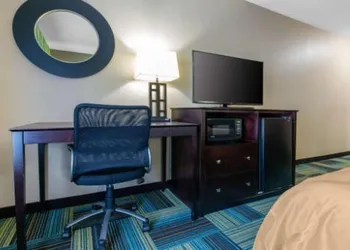 Quality Inn & Suites Arnold hotel thumbnail 3