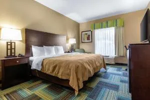Quality Inn & Suites Arnold hotel thumbnail 7