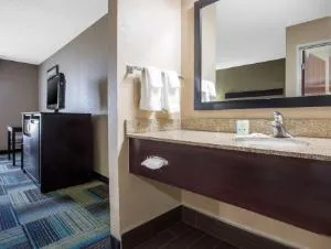 Quality Inn & Suites Arnold hotel thumbnail 8
