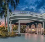 La Quinta Inn & Suites by Wyndham Naples Downtown hotel detail image 4