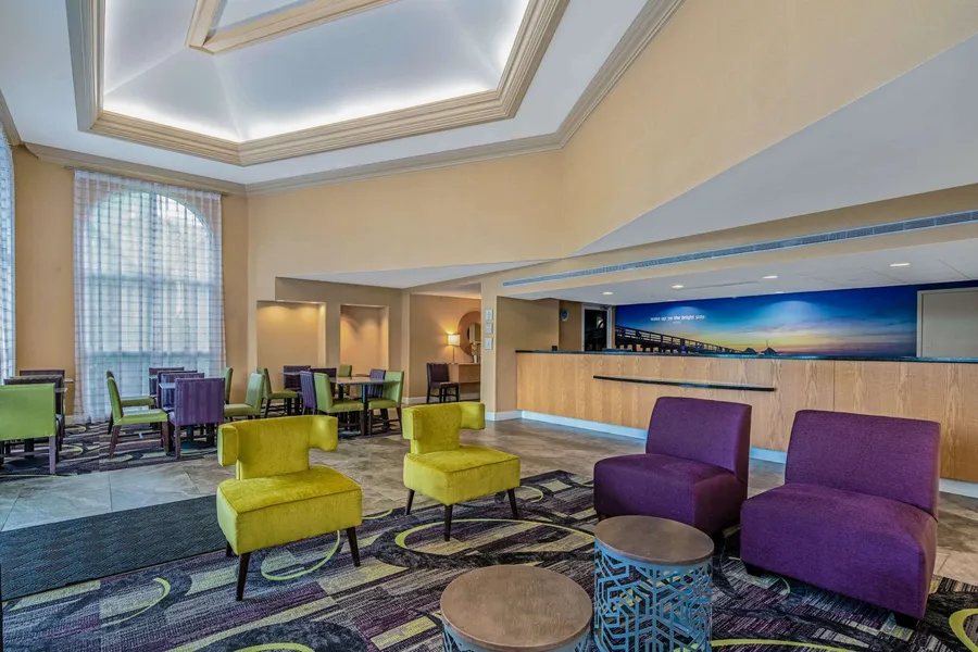 La Quinta Inn & Suites by Wyndham Naples Downtown hotel detail image 6