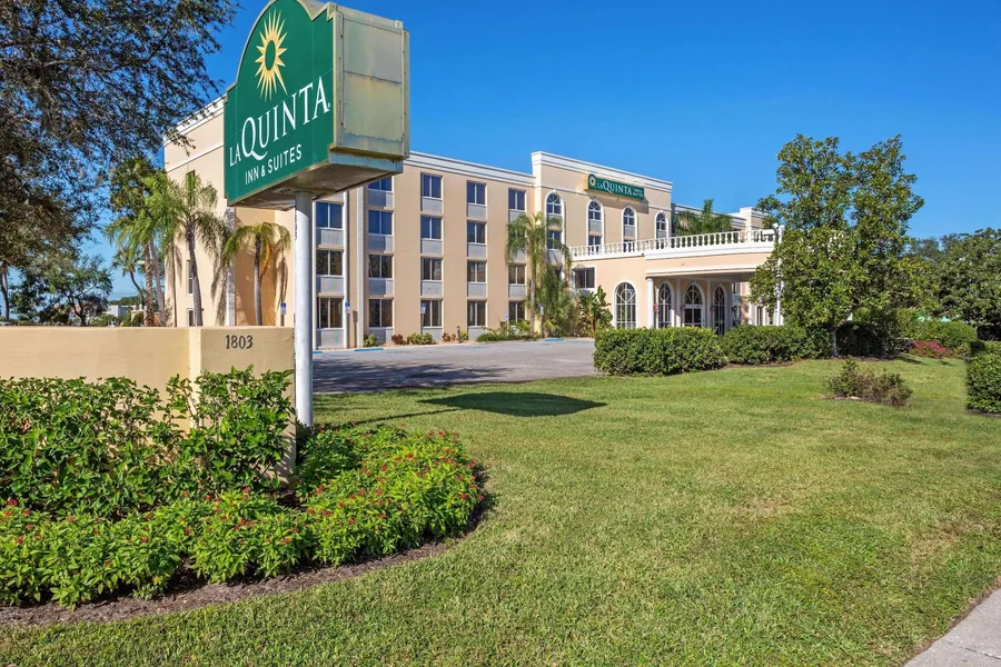 La Quinta Inn & Suites by Wyndham Sarasota Downtown hotel detail image 2