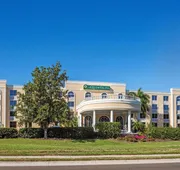 La Quinta Inn & Suites by Wyndham Sarasota Downtown hotel detail image 3