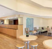 La Quinta Inn & Suites by Wyndham Sarasota Downtown hotel detail image 5