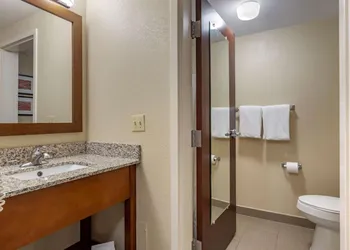 Comfort Inn Warren - Detroit North hotel thumbnail 2