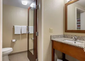 Comfort Inn Warren - Detroit North hotel thumbnail 3
