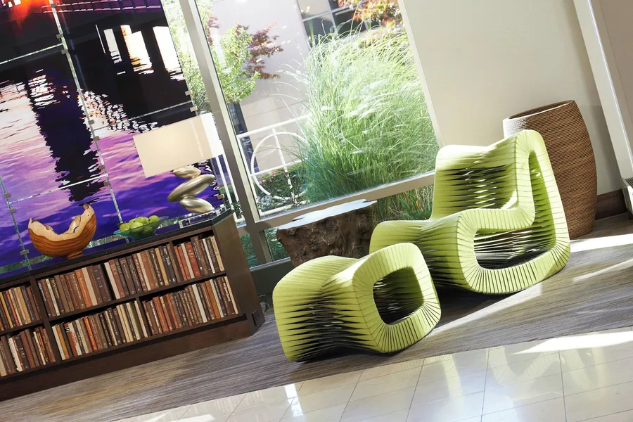 Detroit Metro Airport Marriott hotel detail image 2