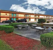 Super 6 Inn & Suites hotel detail image 4