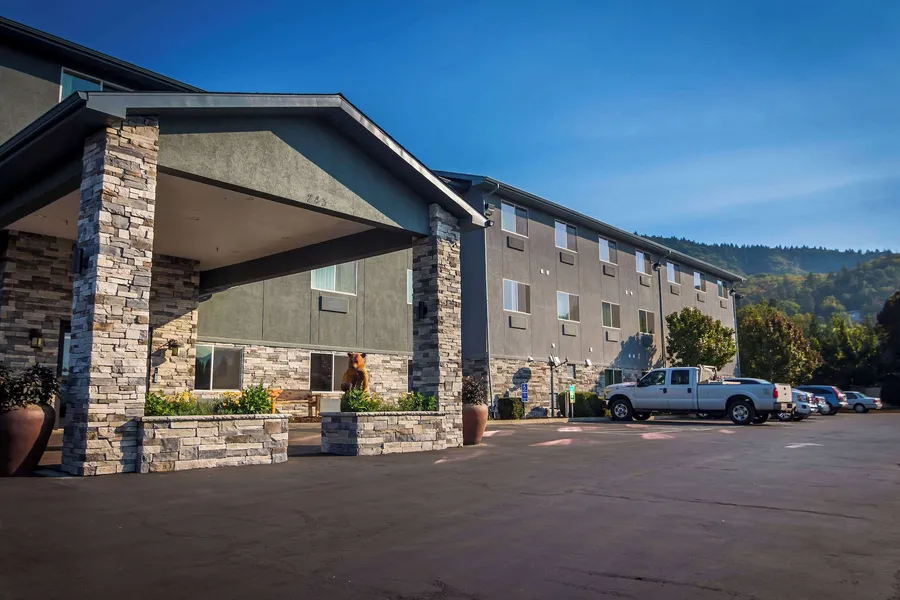 La Quinta Inn & Suites by Wyndham Grants Pass hotel detail image 2