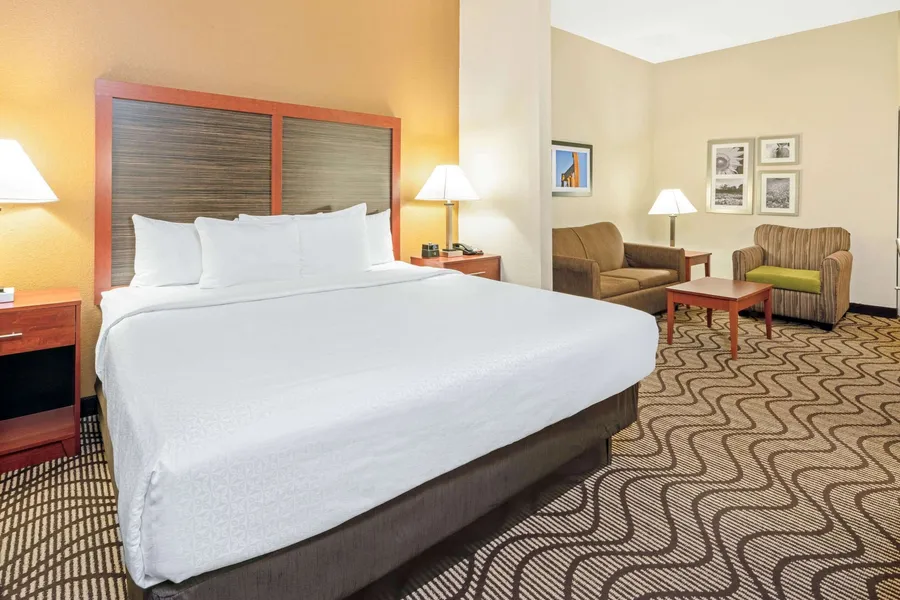 La Quinta Inn & Suites by Wyndham Midwest City - Tinker AFB hotel detail image 6