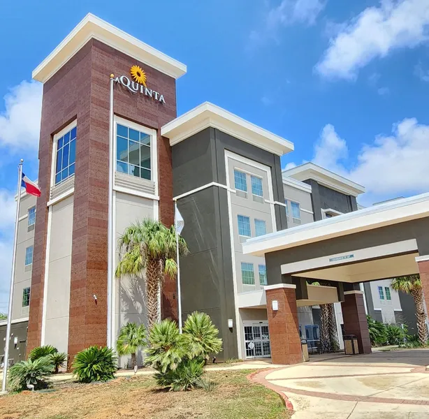 La Quinta Inn & Suites by Wyndham Pearsall hotel detail image 2