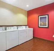 La Quinta Inn & Suites by Wyndham Pearsall hotel detail image 5