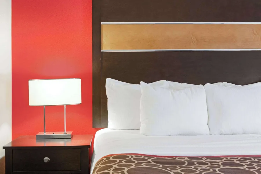 La Quinta Inn & Suites by Wyndham Pearsall hotel detail image 6