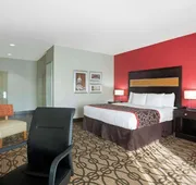 La Quinta Inn & Suites by Wyndham Pearsall hotel detail image 7