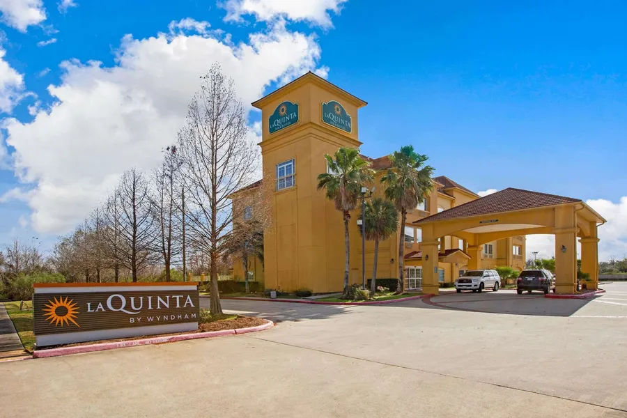 La Quinta Inn & Suites by Wyndham Pearland - Houston South hotel detail image 2