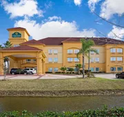 La Quinta Inn & Suites by Wyndham Pearland - Houston South hotel detail image 3