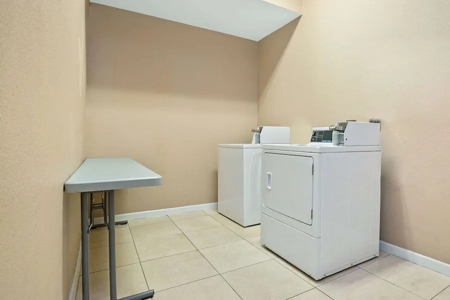 La Quinta Inn & Suites by Wyndham Pearland - Houston South hotel detail image 6