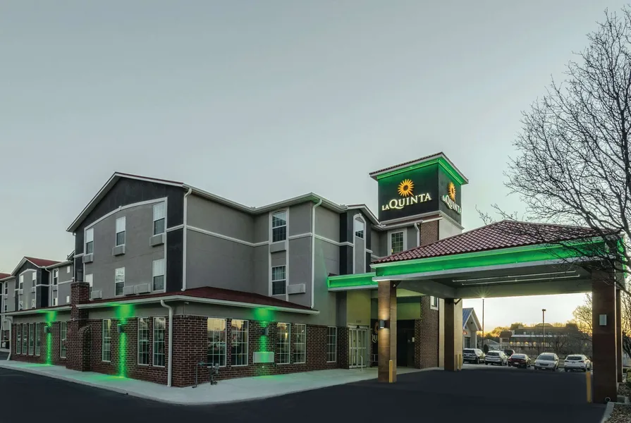 La Quinta Inn & Suites by Wyndham Kansas City Airport hotel detail image 2
