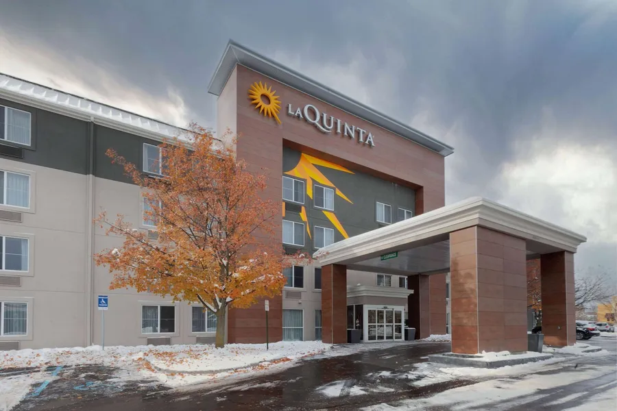 La Quinta Inn & Suites by Wyndham Detroit Utica hotel detail image 2