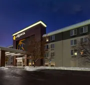 La Quinta Inn & Suites by Wyndham Detroit Utica hotel detail image 4