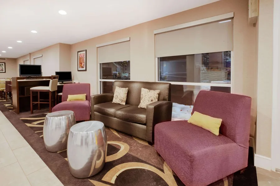 La Quinta Inn & Suites by Wyndham Detroit Utica hotel detail image 6