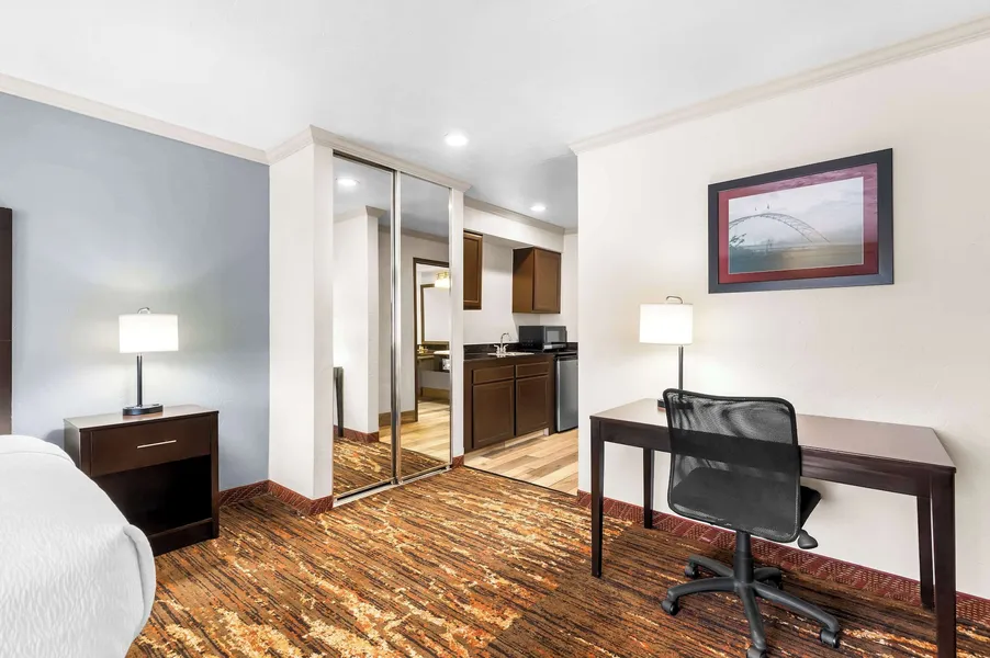 Best Western Plus Parkway Inn hotel detail image 6