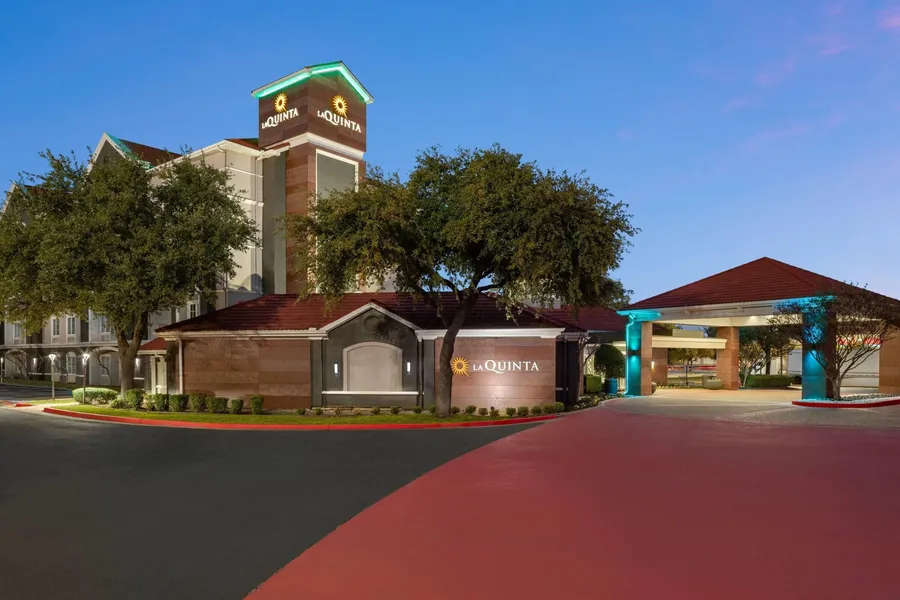 La Quinta Inn & Suites by Wyndham Dallas Arlington South hotel detail image 2