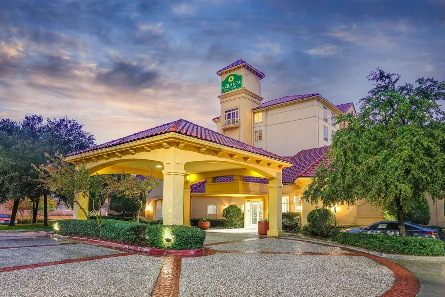 La Quinta Inn & Suites by Wyndham Dallas North Central hotel detail image 2