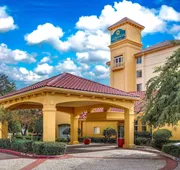 La Quinta Inn & Suites by Wyndham Dallas North Central hotel detail image 3