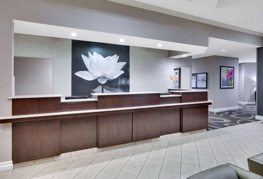 La Quinta Inn & Suites by Wyndham Dallas North Central hotel detail image 6